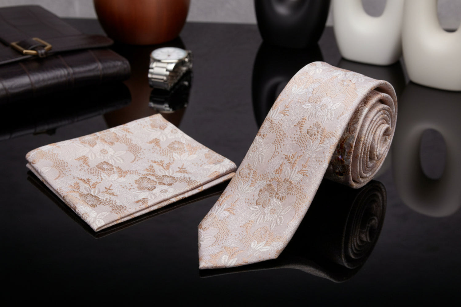 Set of floral-patterned tie, pocket square