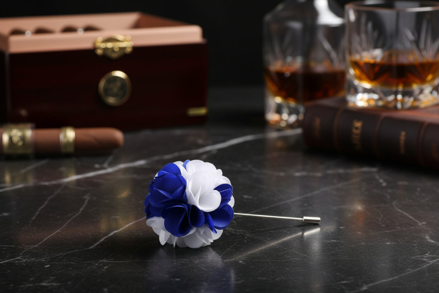 Main View: A White, Blue Small Leaf Lapel Pin||Blue, White