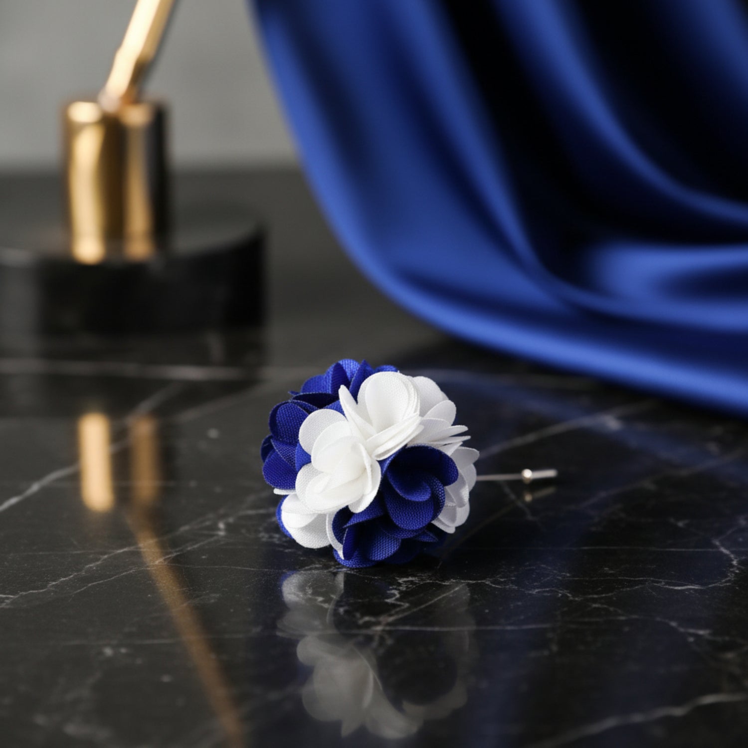 A White, Blue Small Leaf Lapel Pin||Blue, White