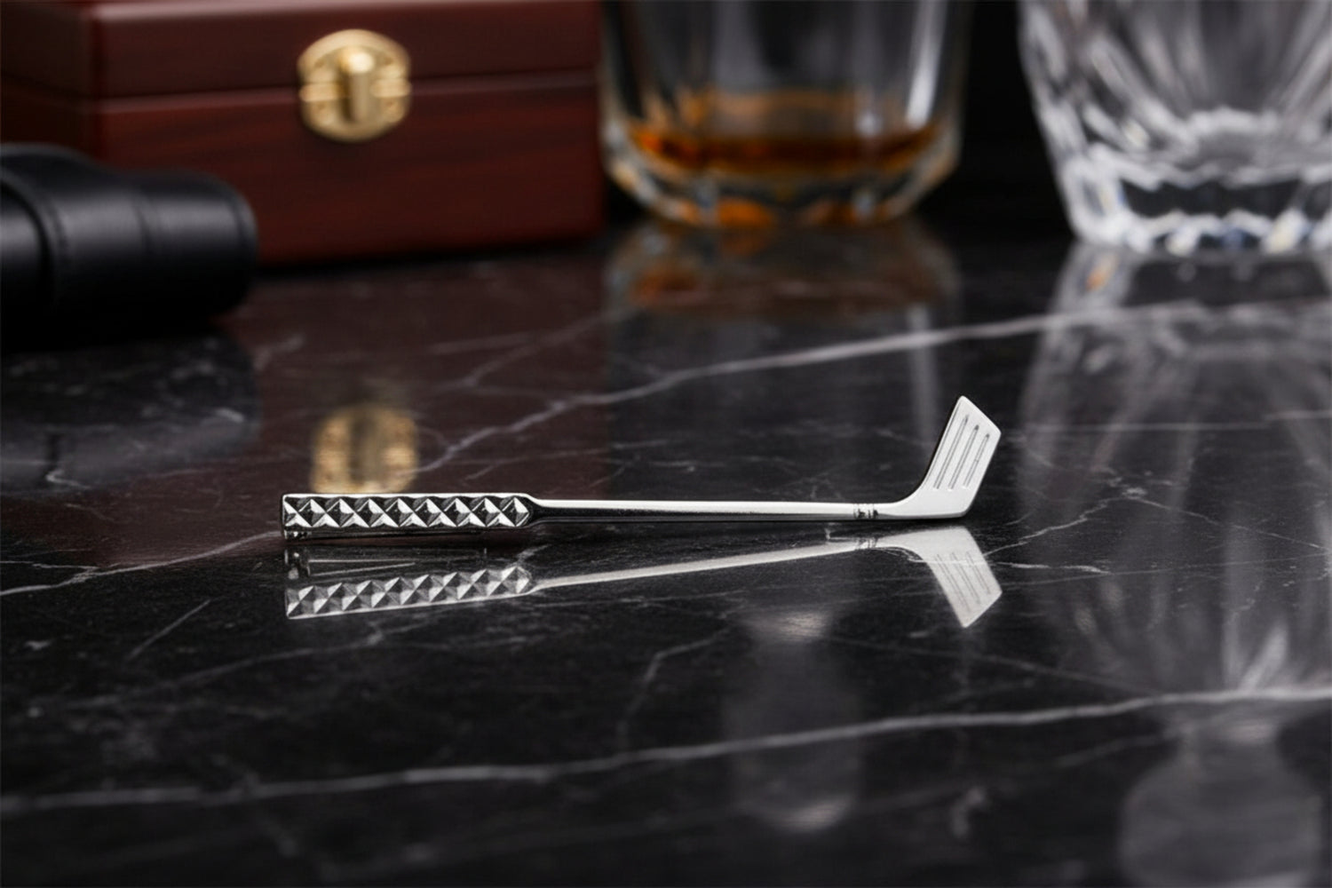 A Silvered Colored Gold Club Shape Tie Bar