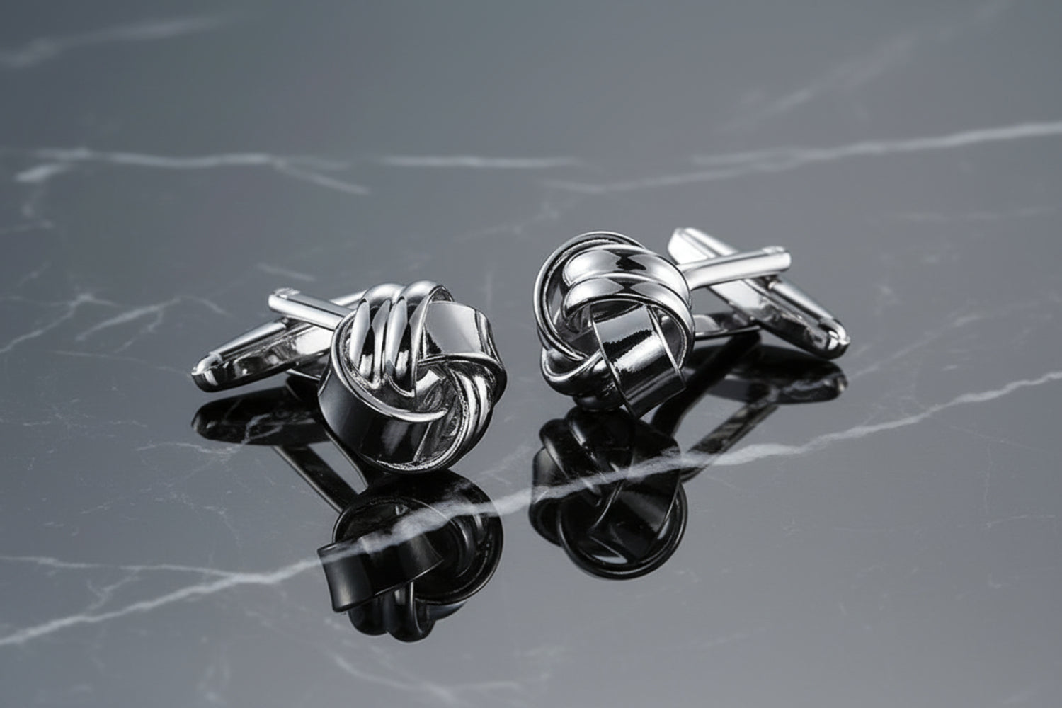 A Simple Silver Knot Cuff-links||Simple Silver