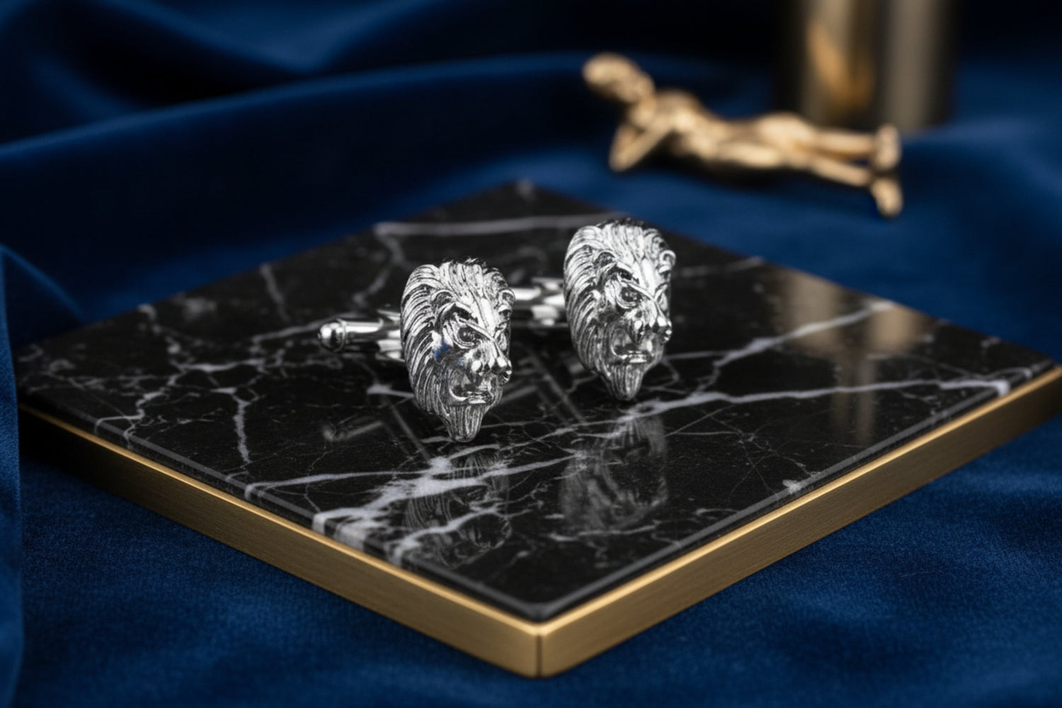A Chrome Color With Lion Head Shape Cuff-links||Chrome