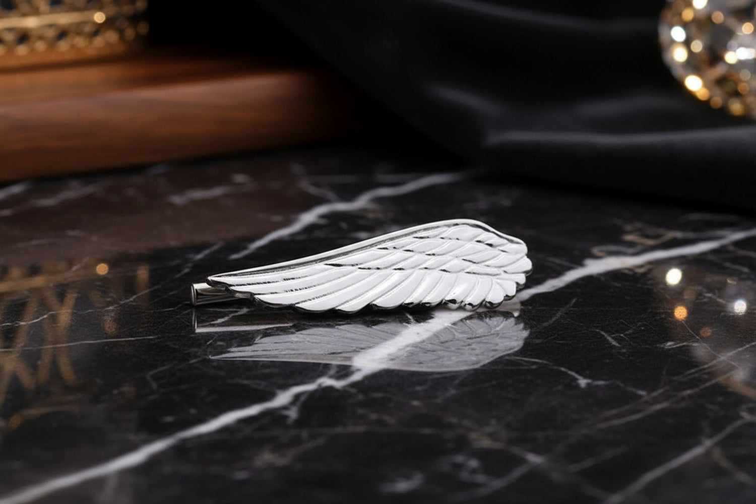 A Silvered Colored Wing Shape Tie Bar