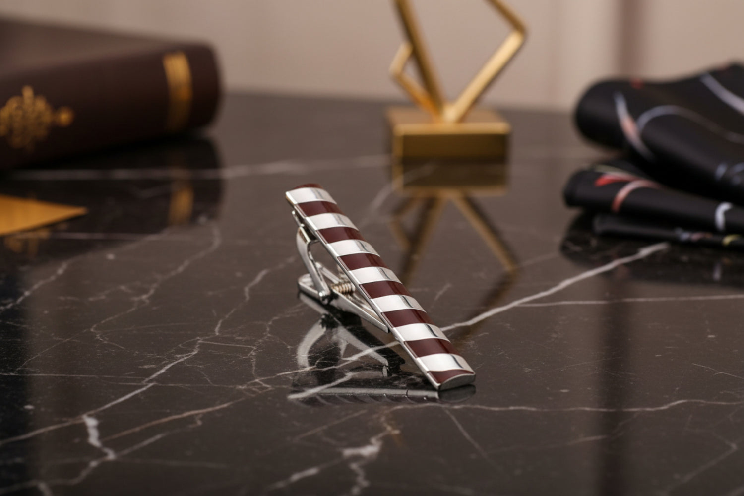 A Chrome and Brown Wavy Lines Tie Bar